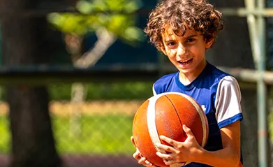 Imagem representativa do Fundamental I. A imagem exibe alunos e o ambiente do Fundamental I no colégio Humboldt