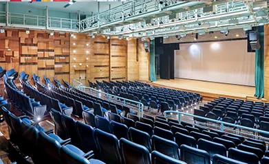 Imagem representativa do Teatro. A imagem exibe alunos e o ambiente do Teatro no colégio Humboldt