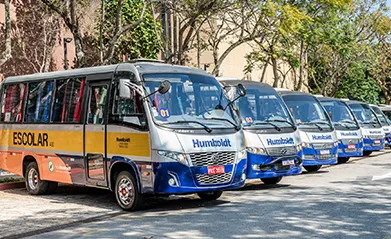 Imagem representativa do Transporte. A imagem exibe alunos e o ambiente do Transporte no colégio Humboldt