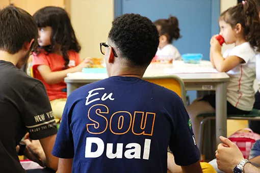 Imagem representativa do Duale Ausbildung. A imagem exibe alunos e o ambiente do Duale Ausbildung no colégio Humboldt