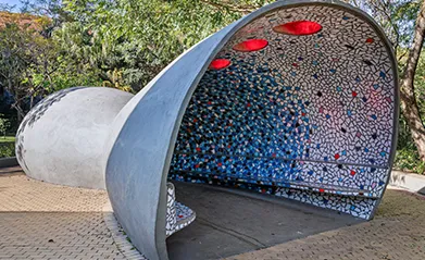 Imagem representativa do Denkmal. A imagem exibe alunos e o ambiente do Denkmal no colégio Humboldt