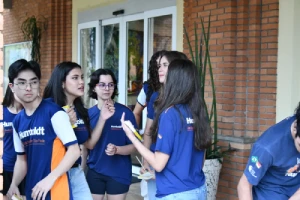 Imagem representativa do Abitur. A imagem exibe alunos e o ambiente do Abitur no colégio Humboldt