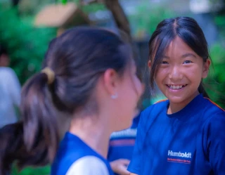 Imagem representativa do Mittelstufe. A imagem exibe alunos e o ambiente do Mittelstufe no colégio Humboldt
